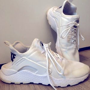 White Nike Air Huarache
